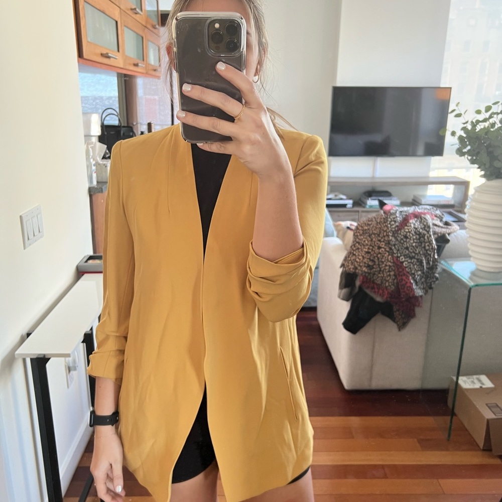 Aritzia Babaton power hip blazer in yellow